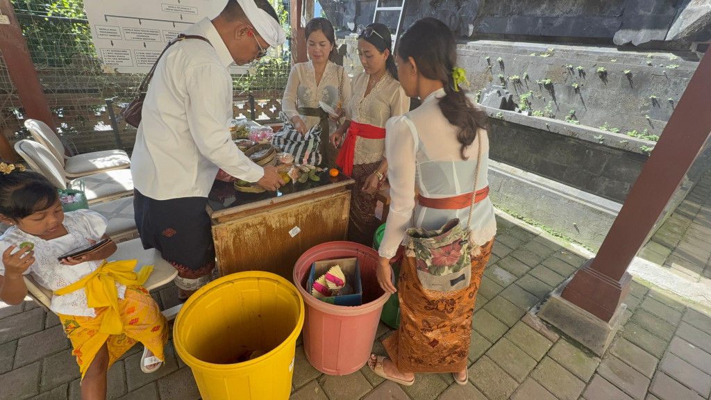 PEMILAHAN SAMPAH USAI PERSEMBAHYANGAN RAHINA SUCI SARASWATI DI KANTOR PERBEKEL DARMASABA